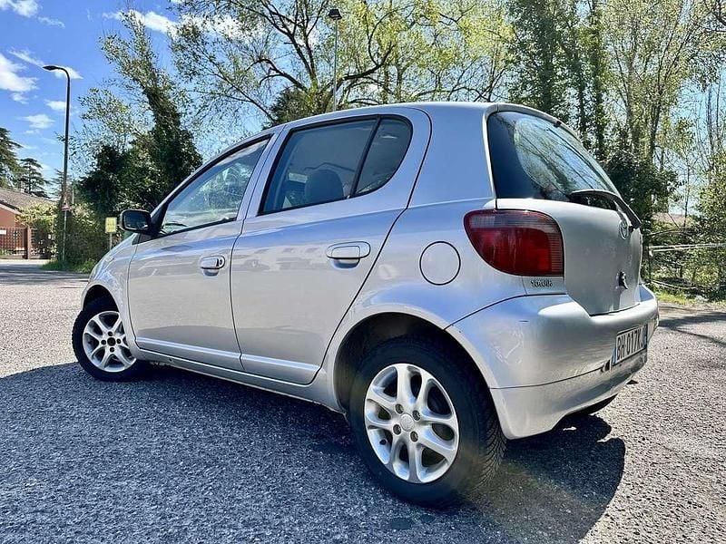 Usata Toyota Yaris Sol 68 CV (50 kW) 2000 Grigio Berlina