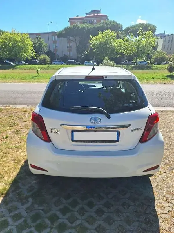 Usata Toyota Yaris Active 69 CV (50 kW) 2013 Bianco Utilitaria
