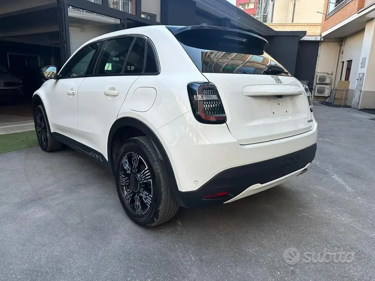 Usata Fiat 600 136 CV (100 kW) 2025 Bianco SUV
