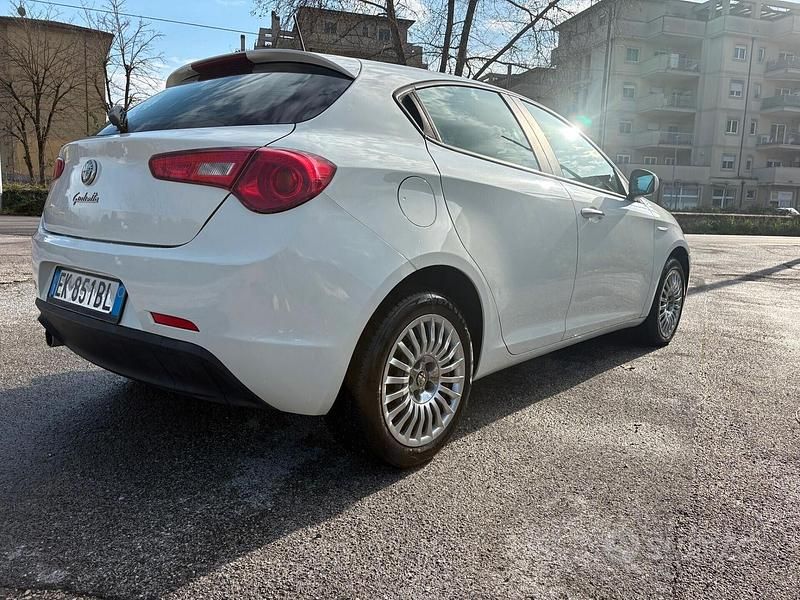 Usata Alfa Romeo Giulietta Exclusive 105 CV (77 kW) 2011 Bianco Utilitaria