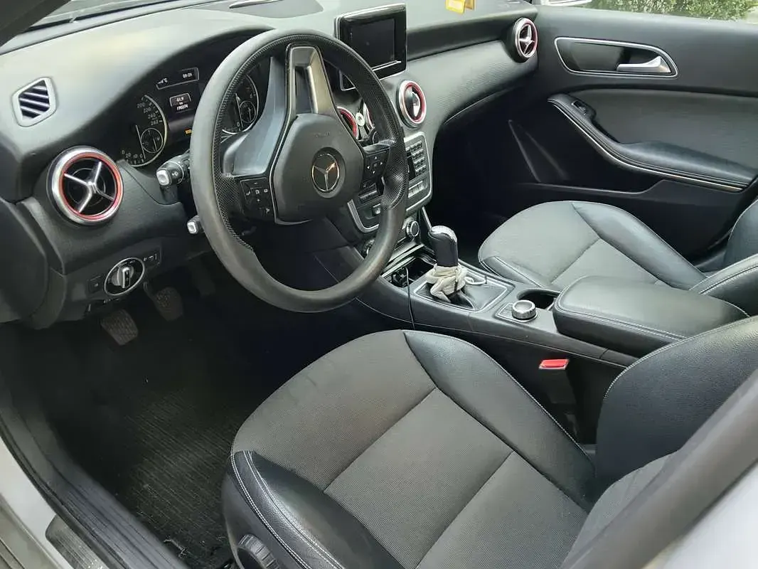 Usata Mercedes A180 109 CV (80 kW) 2014 Argento Utilitaria