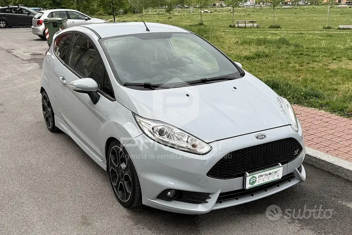 Usata Ford Fiesta ST200 200 CV (147 kW) 2017 Grigio Utilitaria