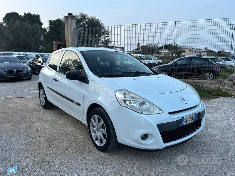 Usata Renault Clio II 75 CV (55 kW) 2011 Bianco Berlina