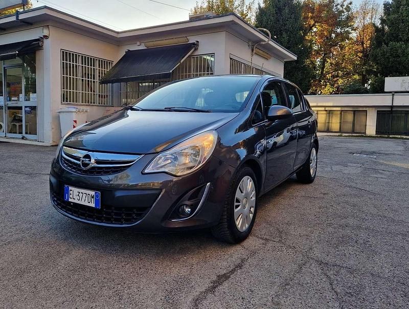 Usata Opel Corsa Cosmo 101 CV (74 kW) 2012 Grigio Berlina