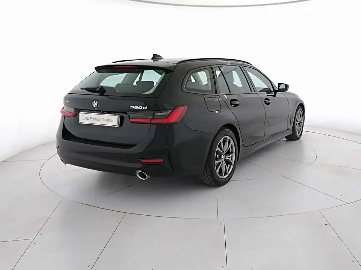 Usata BMW 320 Sport Line 190 CV (139 kW) 2020 Black sapphire Station wagon