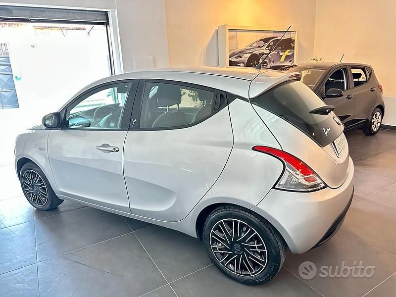 Usata Lancia Ypsilon Gold 69 CV (50 kW) 2012 Argento Utilitaria