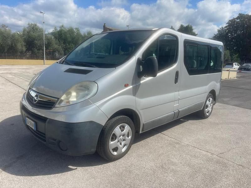 Argento Usata 2010 Opel Vivaro Monovolume | 7500 € (Ottimo prezzo) - Immagine 1/4
