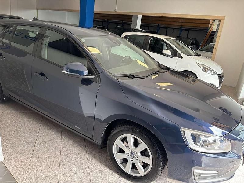 Usata Volvo V60 Momentum 136 CV (100 kW) 2013 Blu/azzurro Station wagon
