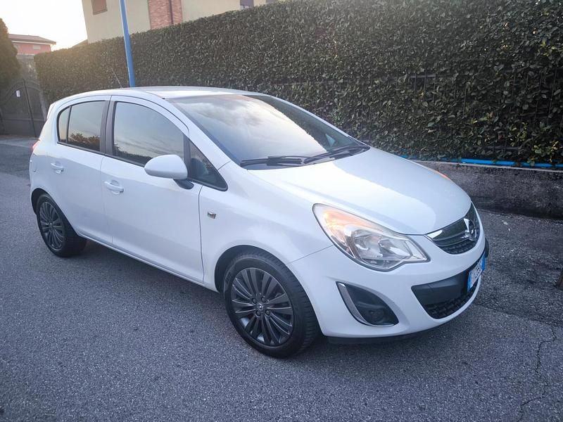Bianco Usata 2011 Opel Corsa Cosmo Due volumi | 3900 € (Buon prezzo) - Immagine 1/4