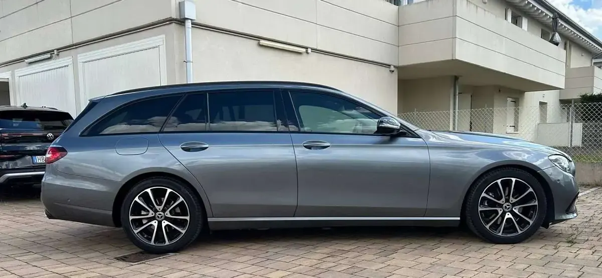 Usata Mercedes E220 Exclusive 194 CV (142 kW) 2022 Grigio Station wagon