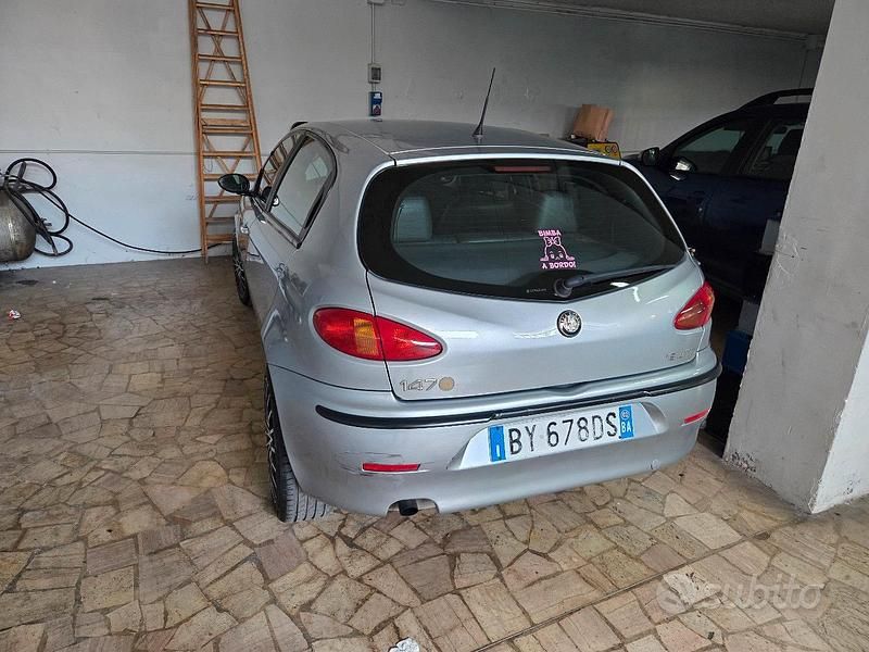 Usata Alfa Romeo 147 115 CV (84 kW) 2002 Grigio Utilitaria