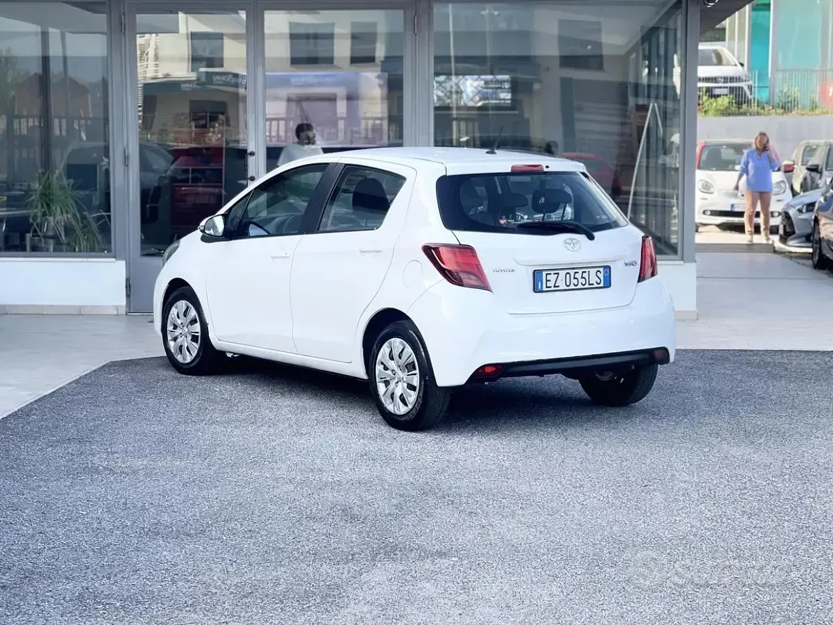 Begagnad Toyota Yaris 69 HK (50 kW) 2015 Grå Halvkombi