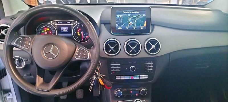 Usata Mercedes B160 Premium 90 CV (66 kW) 2016 Grigio Monovolume