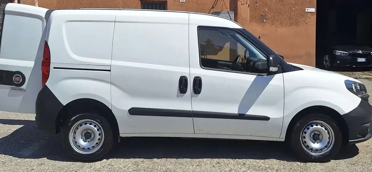Usata Fiat Doblò 90 CV (66 kW) 2022 Bianco Monovolume