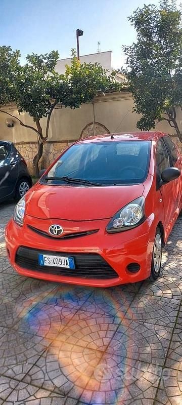 Rosso Usata 2015 Toyota Aygo Due volumi | 3999 € (Super prezzo) - Immagine 1/4