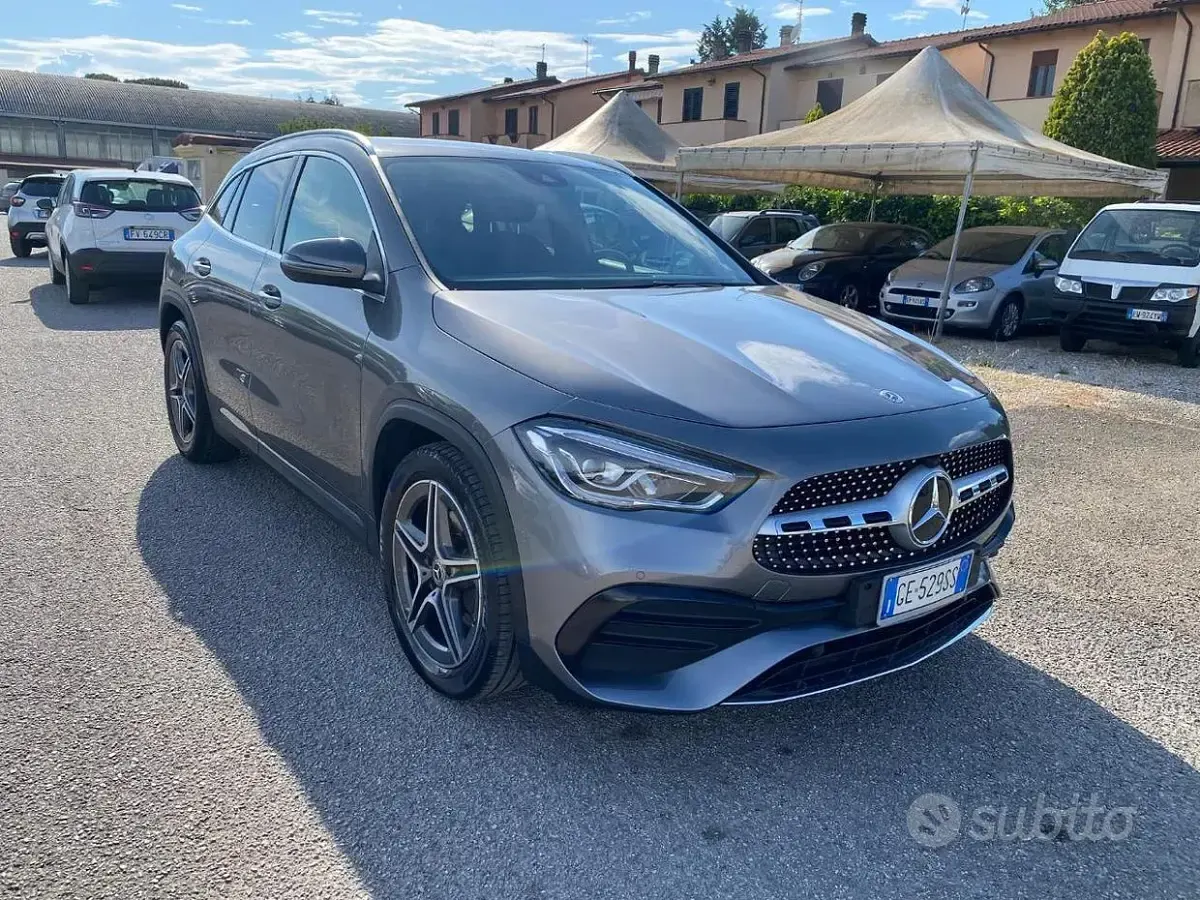 Usata Mercedes GLA200 AMG line 150 CV (110 kW) 2021 Grigio scuro SUV