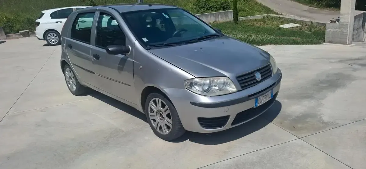 Usata Fiat Punto Dynamic 69 CV (50 kW) 2004 Argento Utilitaria