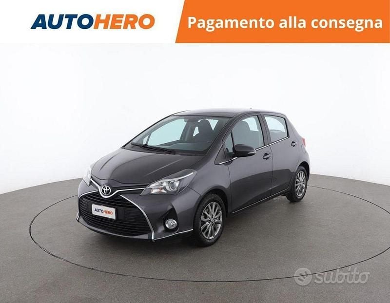 Grigio Usata 2017 Toyota Yaris Active Tre volumi | 8999 € (Buon prezzo) - Immagine 1/2