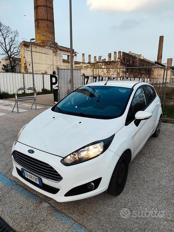 Usata Ford Fiesta 80 CV (58 kW) 2015 Bianco Berlina