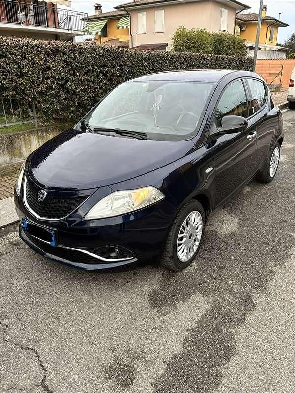 Usata Lancia Ypsilon Gold 95 CV (69 kW) 2017 Utilitaria