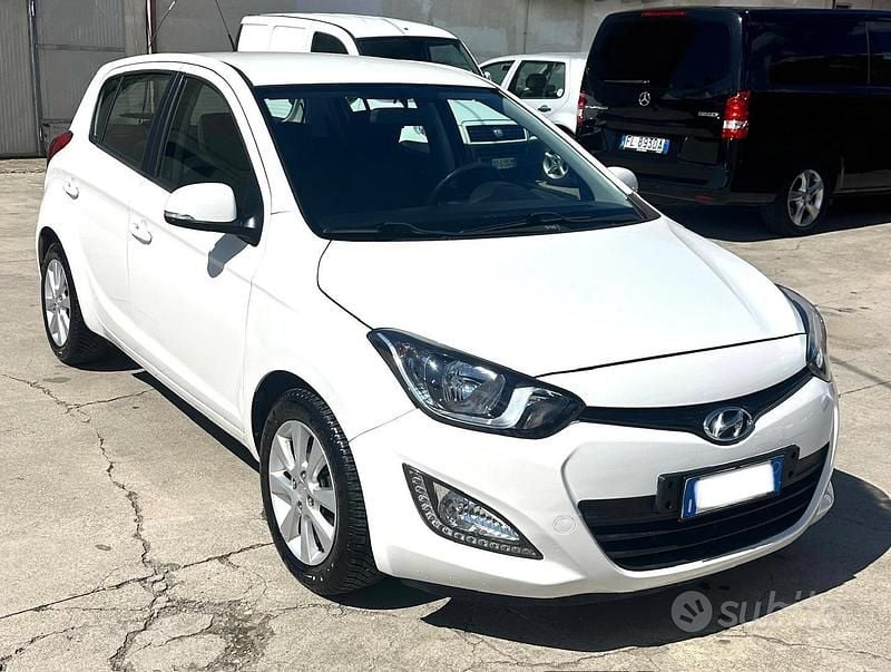Usata Hyundai i20 Edition 75 CV (55 kW) 2013 Bianco Utilitaria