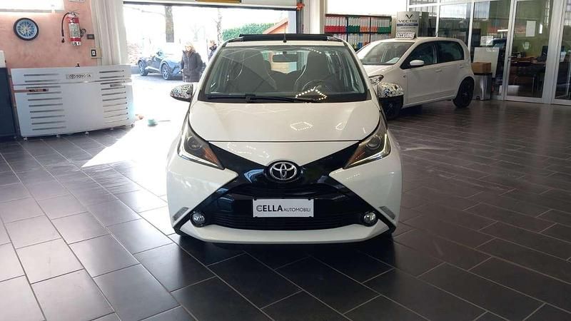 Usata Toyota Aygo Connect Style 68 CV (50 kW) 2016 Bianco Utilitaria