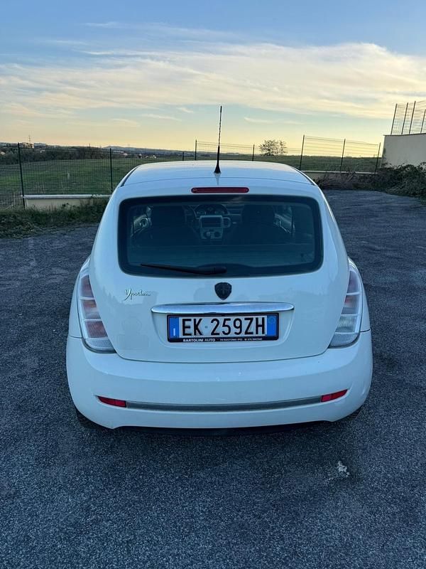 Usata Lancia Ypsilon Gold 77 CV (56 kW) 2012 Bianco Utilitaria