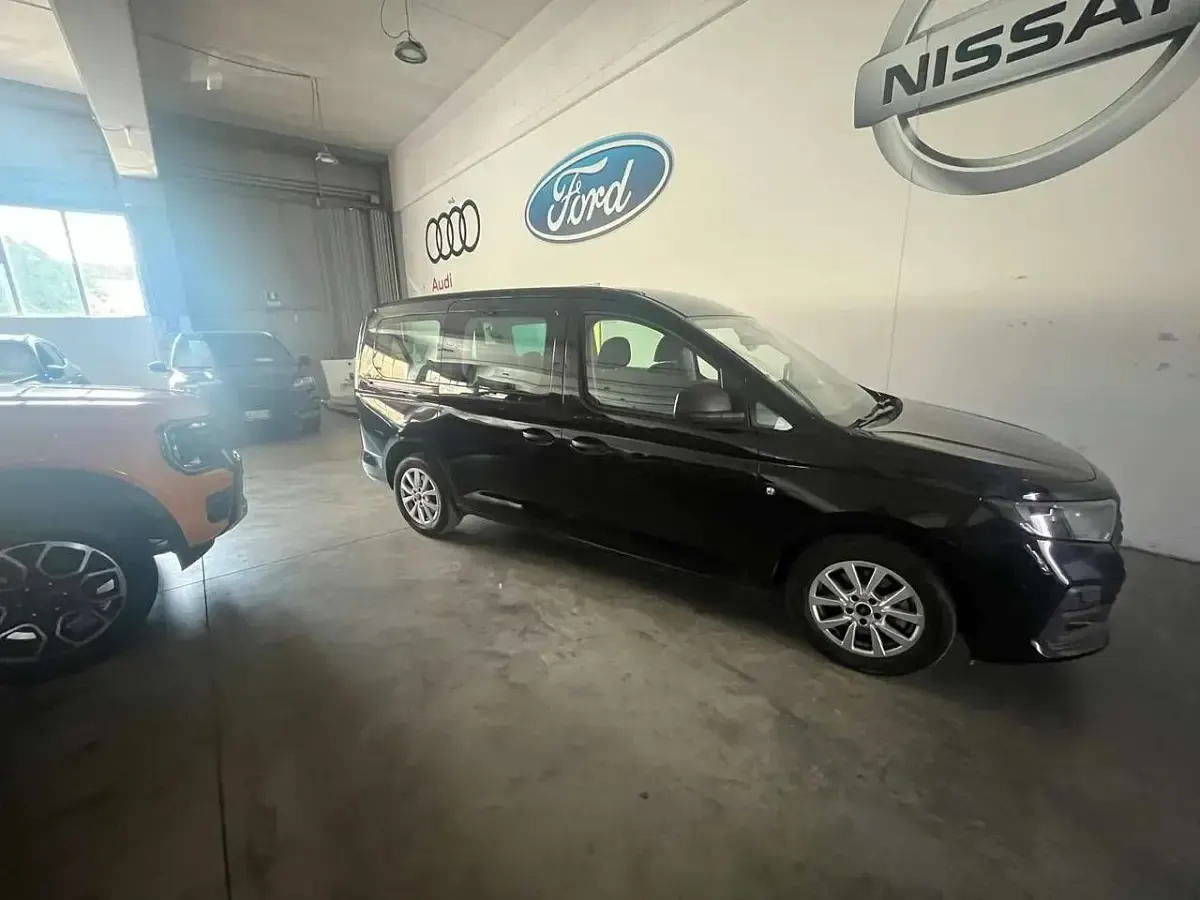 Usata Ford Tourneo 102 CV (75 kW) 2025 Nero Monovolume