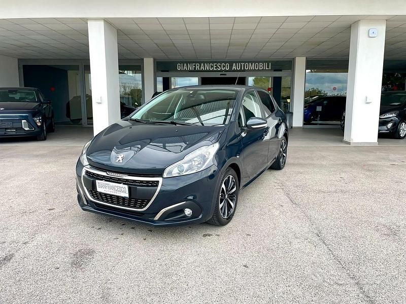 Usata Peugeot 208 Signature Sky 83 CV (61 kW) 2019 Blu Utilitaria