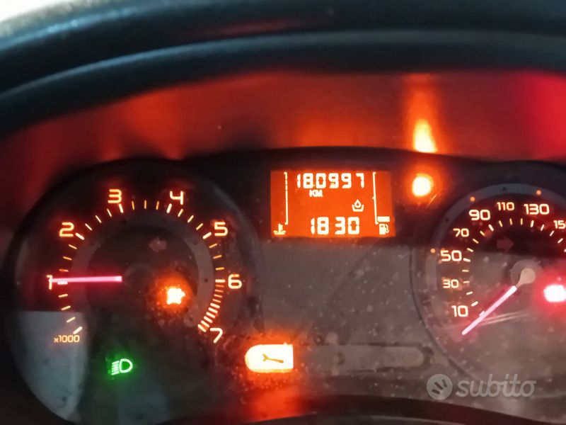 Grigio Usata 2007 Renault Clio II Due volumi | 700 € (Super prezzo) - Immagine 1/4