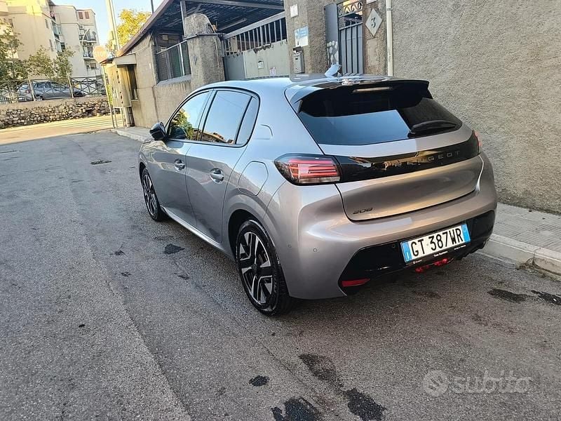 Usata Peugeot 208 Allure 101 CV (74 kW) 2024 Grigio Utilitaria