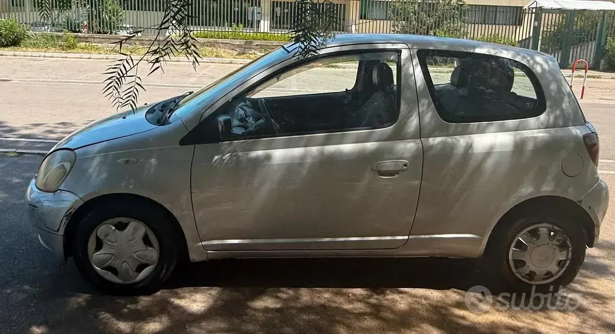 Usata Toyota Yaris 68 CV (50 kW) 2004 Grigio Berlina
