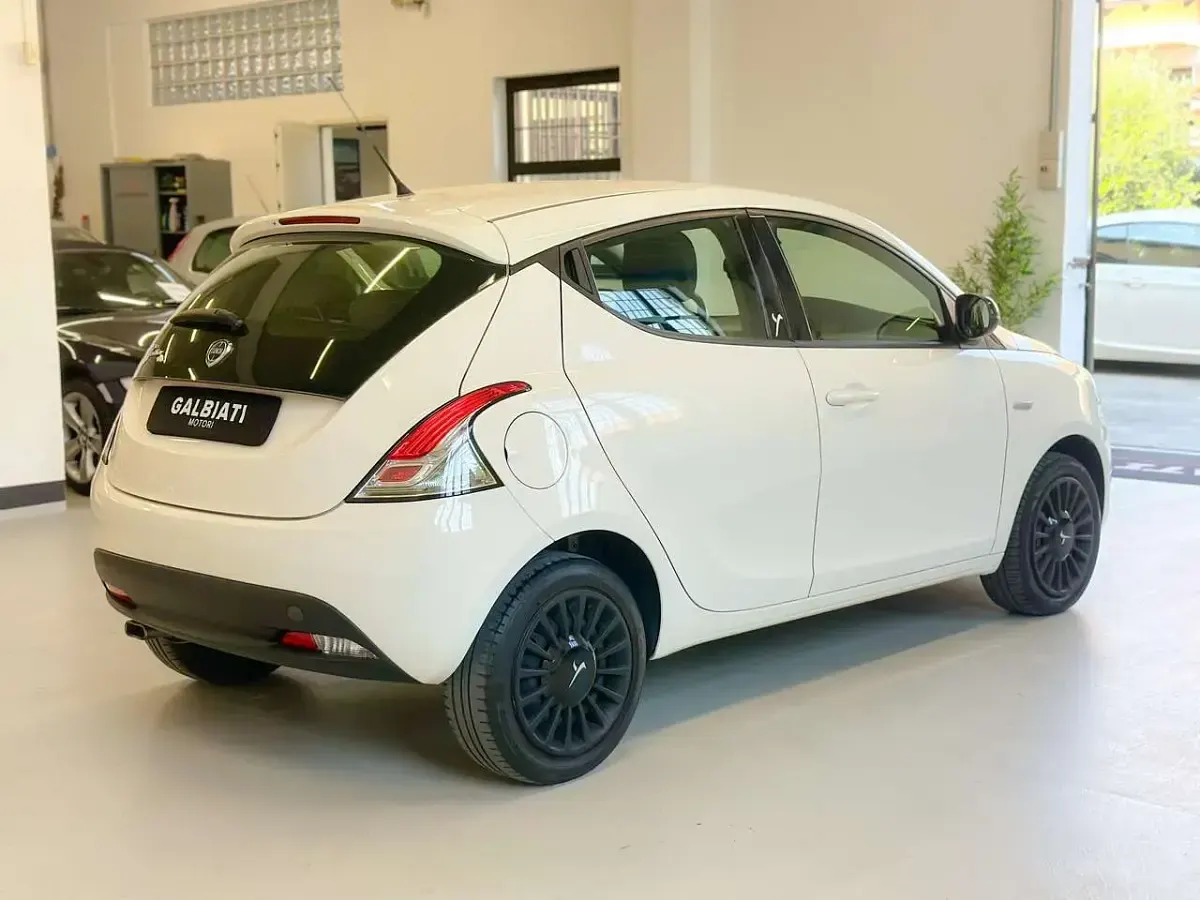 Usata Lancia Ypsilon 69 CV (50 kW) 2014 Bianco Utilitaria