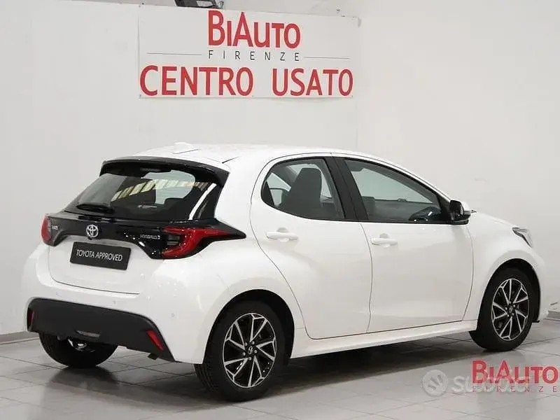 Usata Toyota Yaris Hybrid Trend 115 CV (84 kW) 2022 Bianco Berlina