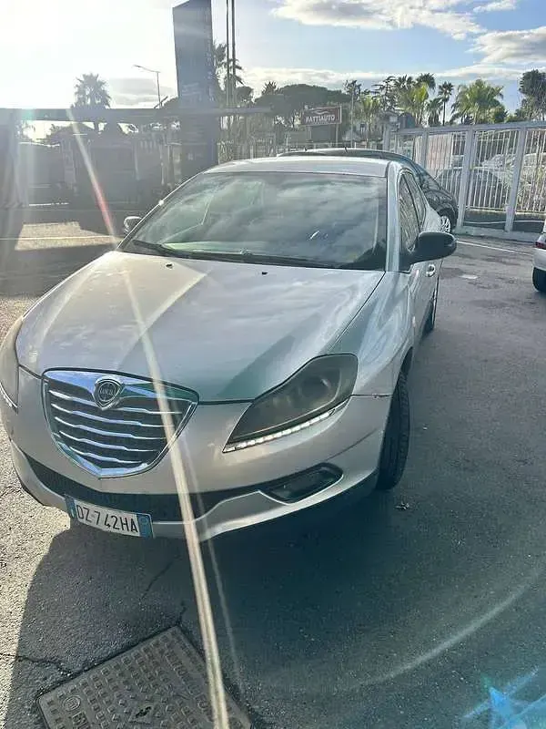 Usata Lancia Delta 120 CV (88 kW) 2010 Argento Utilitaria
