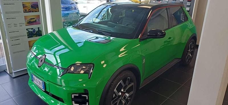 Nuova Renault 5 E-Tech Komfort 77 kW (106 CV) 2026 Verde/nero Berlina