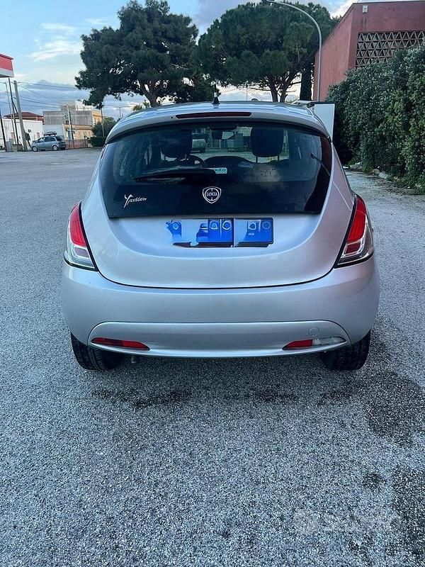 Usata Lancia Ypsilon 69 CV (50 kW) 2016 Grigio Utilitaria
