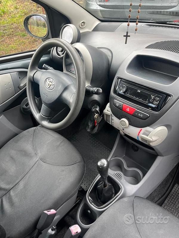 Usata Toyota Aygo 68 CV (50 kW) 2005 Grigio Utilitaria