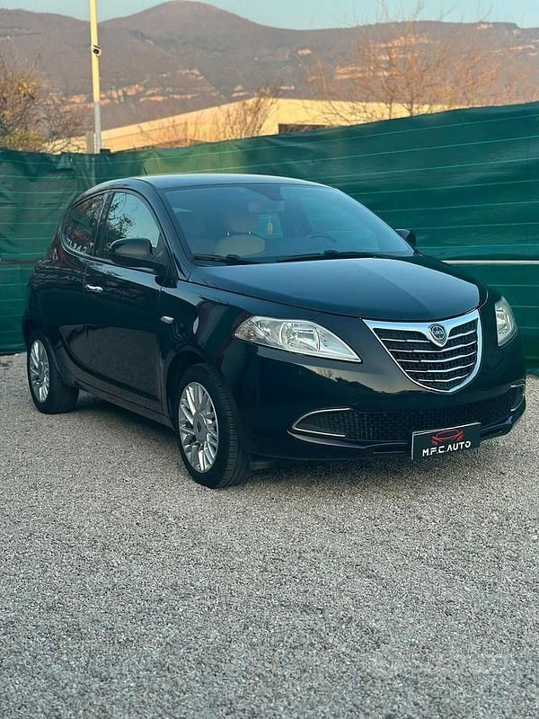 Usata Lancia Ypsilon 69 CV (50 kW) 2015 Nero Utilitaria