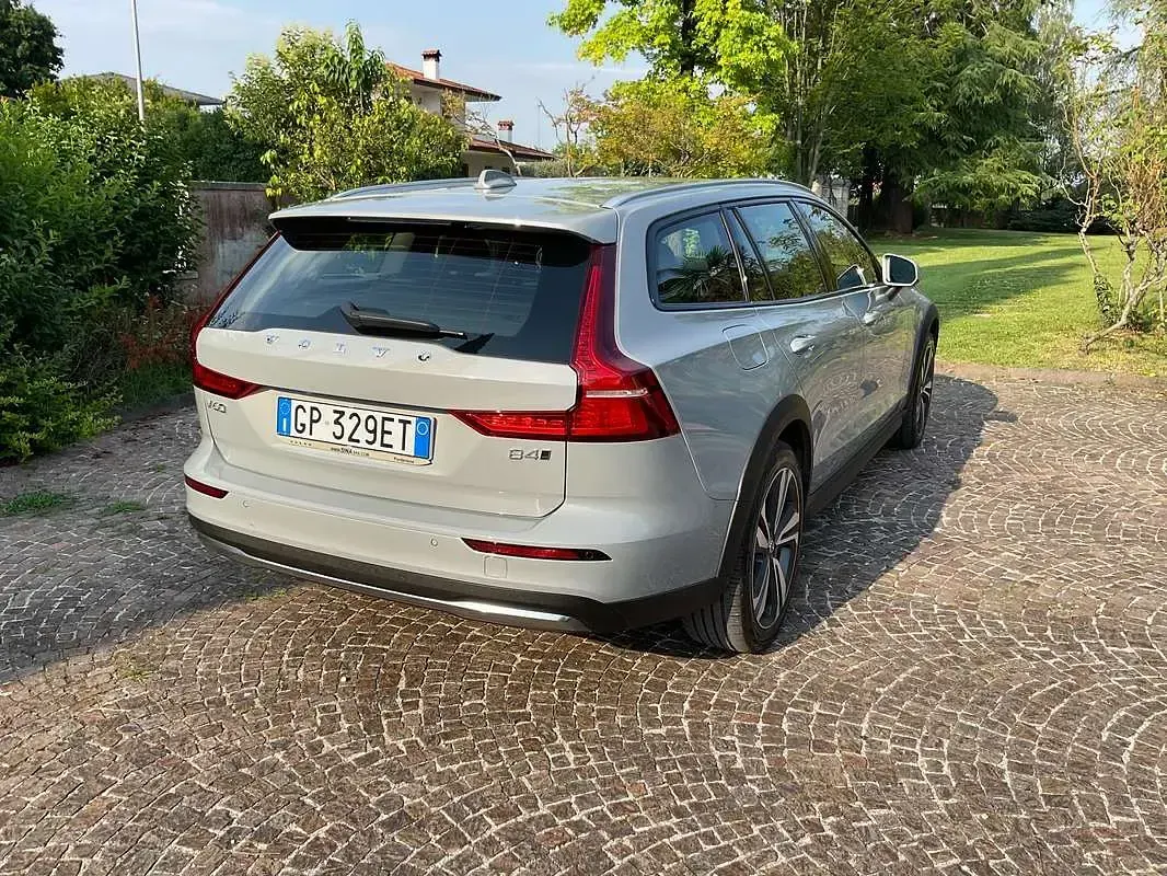 Usata Volvo V60 CC Core 197 CV (144 kW) 2023 Grigio Station wagon