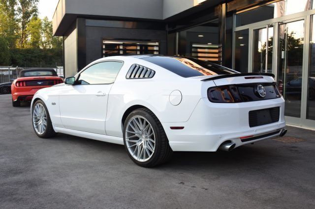 Usata Ford Mustang GT Fastback 420 CV (308 kW) 2013 Bianco pastello Utilitaria