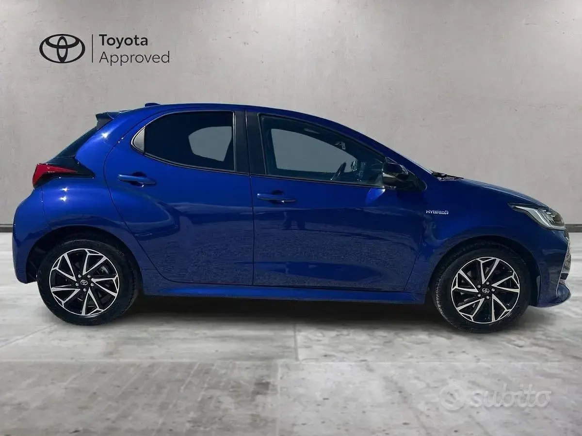 Usata Toyota Yaris Hybrid Lounge 92 CV (67 kW) 2021 Blu Berlina
