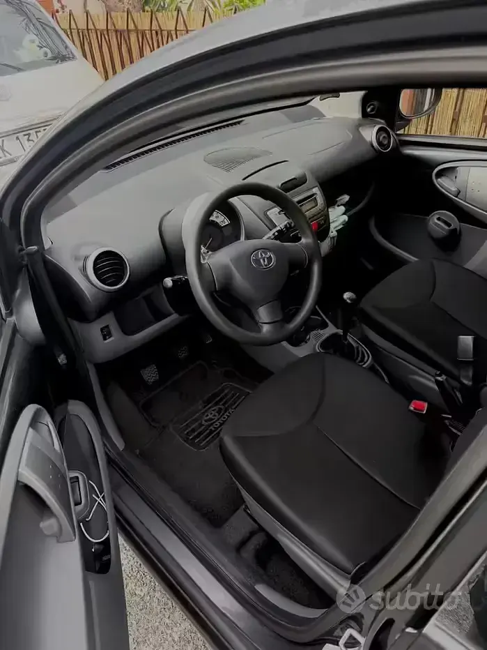 Usata Toyota Aygo 68 CV (50 kW) 2011 Grigio Utilitaria