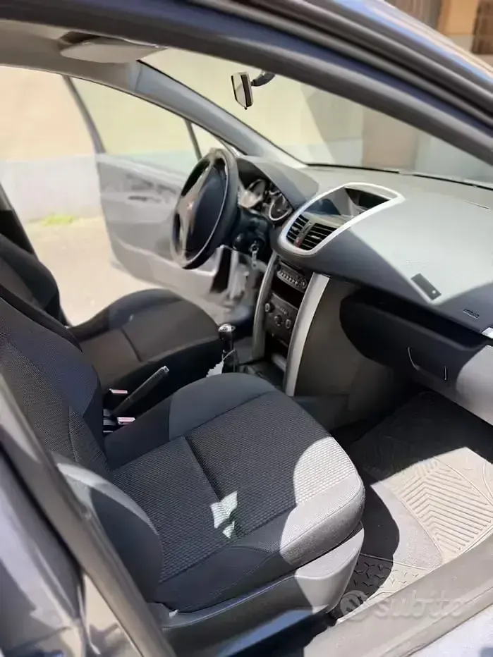 Gebraucht Peugeot 207 Active 92 PS (67 kW) 2011 Grau Limousine
