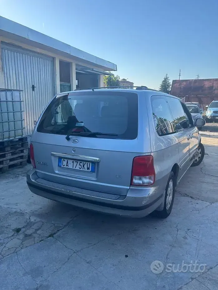 Usata Kia Carnival Comfort 145 CV (106 kW) 2003 Grigio Monovolume