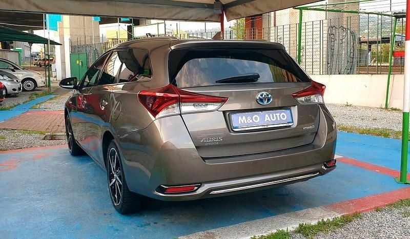 Begagnad Toyota Auris Hybrid 99 HK (72 kW) 2017 Grå Kombi