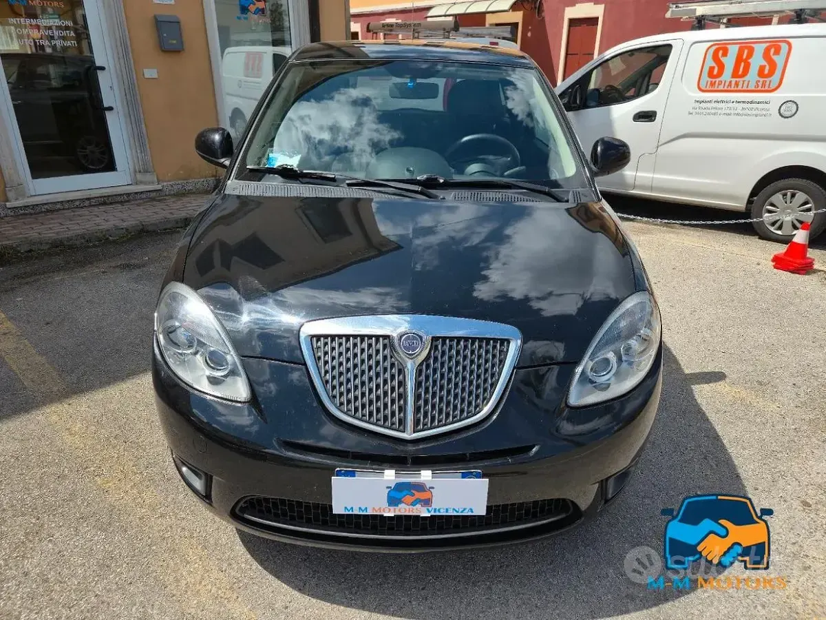 Usata Lancia Ypsilon 69 CV (50 kW) 2012 Nero Utilitaria