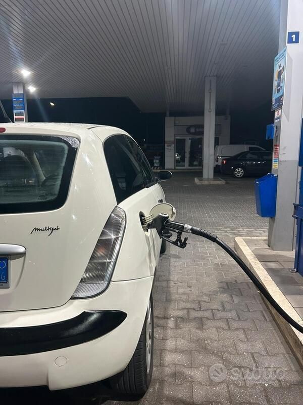 Usata Lancia Ypsilon 75 CV (55 kW) 2005 Bianco Utilitaria