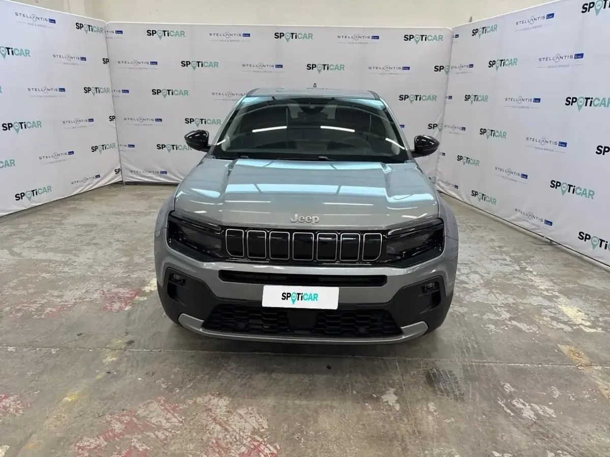 Usado Jeep Avenger EV Altitude 114 kW (156 CV) 2025 Gris SUV