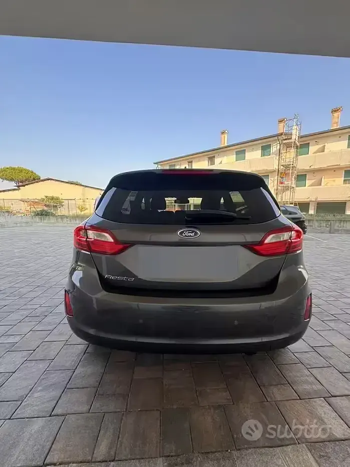 Usata Ford Fiesta Titanium 86 CV (63 kW) 2018 Grigio Utilitaria